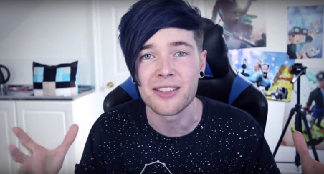 DanTDM memakai kaos warna hitam dengan poni lemparnya